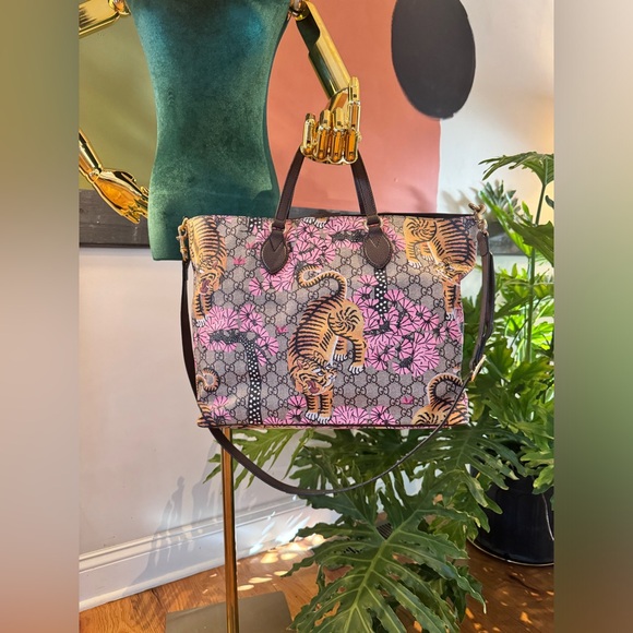 GUCCI 
Soft GG Supreme Monogram Bengal Medium Crossbody Tote Beige Pink - Picture 2 of 12